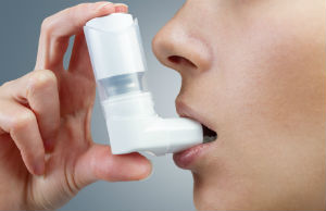 woman-asthma-inhaler